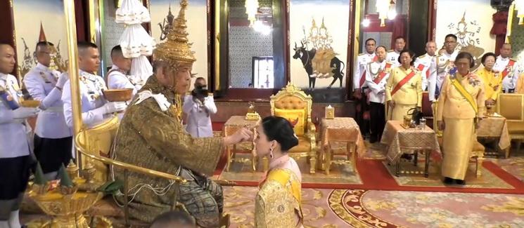 Couronnement roi thailande reine suthida