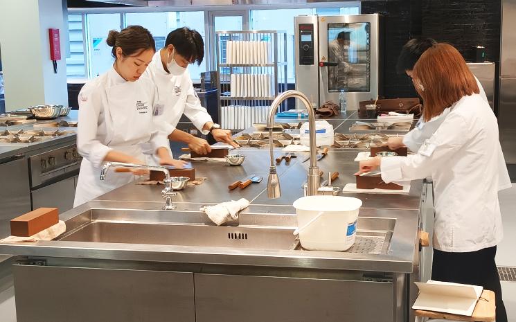 Des eleves de cuisine suivent un cours a la Food School Bangkok