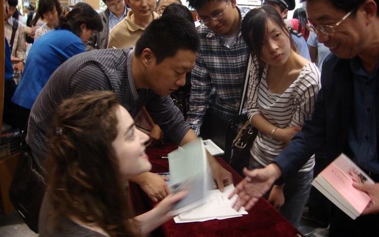 Alma Brami en dédicace à Shanghai