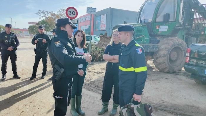 Karin Nylund et la Consule générale de France à Madrid en visite avec les pompiers français venus aider lors de la DANA.