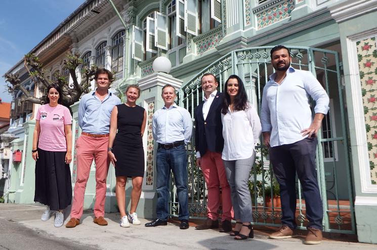 groupe de personnes devant des maisons
