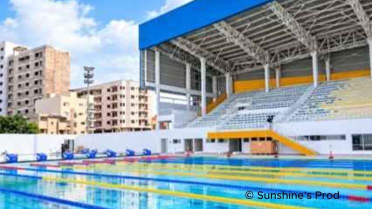 Piscine olympique moderne de Dakar, avec bassins de compétition et tribunes couvertes en arrière-plan.