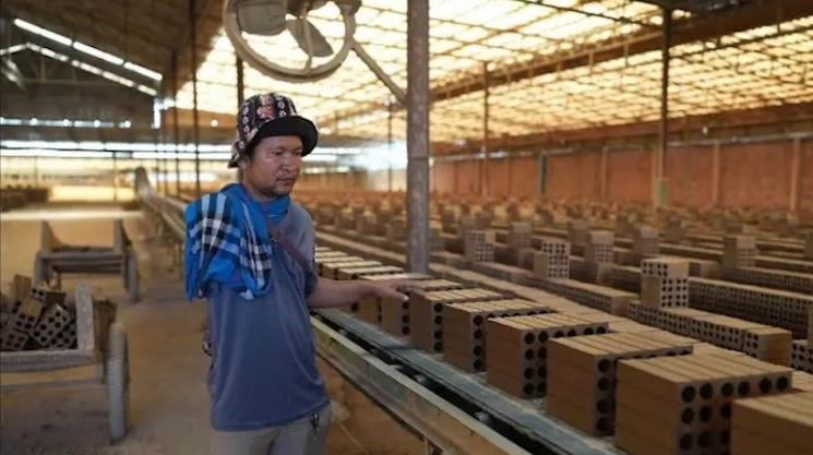 Dans l’ombre des briqueteries, une servitude par la dette au Cambodge sur ARTE