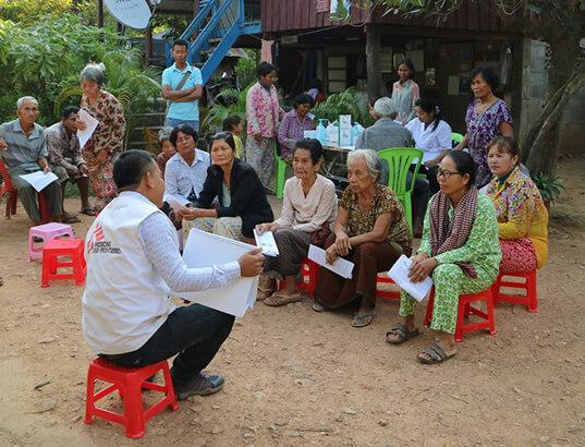 Dans la région de Battambang au Cambodge, les équipes MSF mènent des tests pour dépister l'hépatite C. Simon Ming/MSF