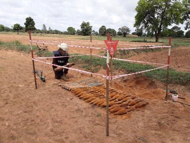 Découverte de 45 bombes dans une rizière au nord-ouest du Cambodge
