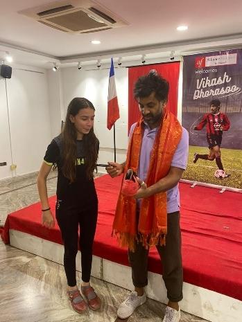 Vikash Dhorasoo dédicace une chaussure à l'AF Hyderabad