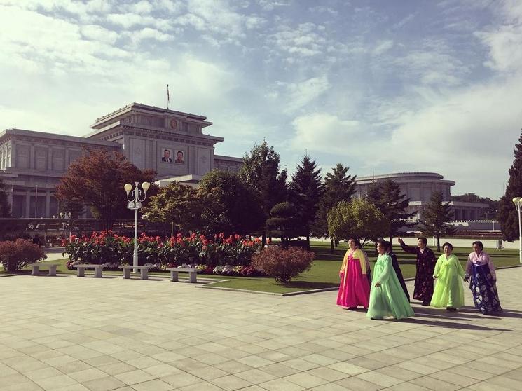 Des Nord-Coréennes visitent le Palais du Soleil de Kumsusan. Le mausolée de Kim Il-sung et Kim Jong-il à Pyongyang