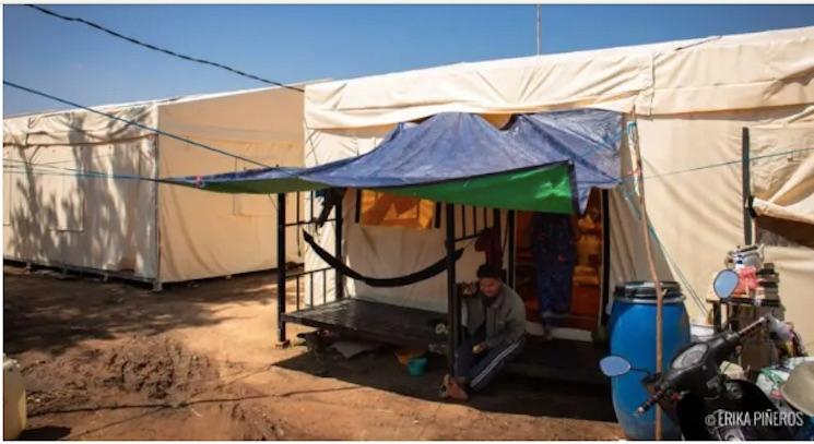 De nouvelles tentes sont installées sur un terrain plus élevé pour les résidents déplacés qui fuient un camp de fortune inondé dans la province de Banteay Meanchey. 6 mars 2026 (Photo gracieusement fournie par Erika Pineros/erikapineros.com)