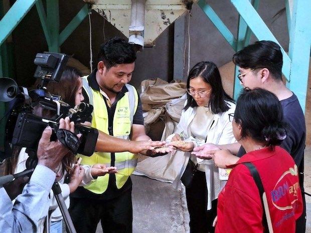 Des étudiants francophones cambodgiens explorent la filière rizicole