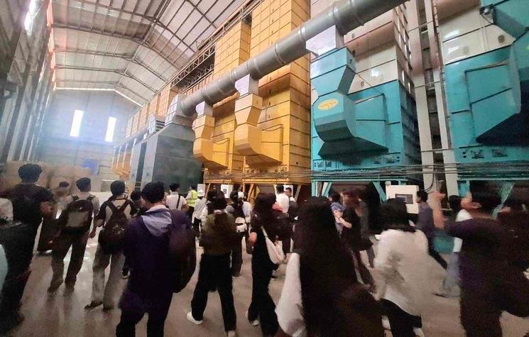 Des étudiants francophones cambodgiens explorent la filière rizicole