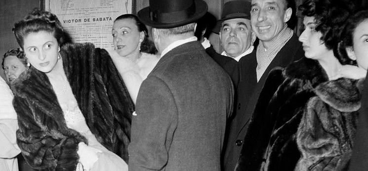 des gens attendent la Première de la Scala