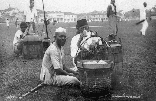 Des vendeurs de café ambulants originaires du Bengale. National Archives of Singapore