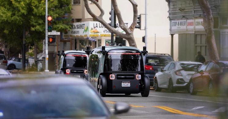 Deux robotaxis Zoox dans les rues de San Francisco