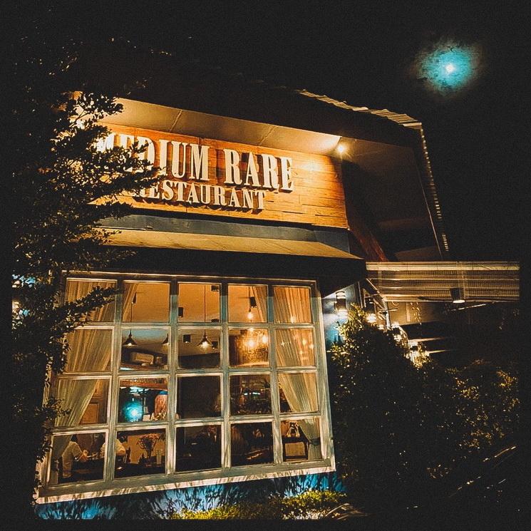 Vue de la devanture du restaurant Medium Rare Chiang Mai