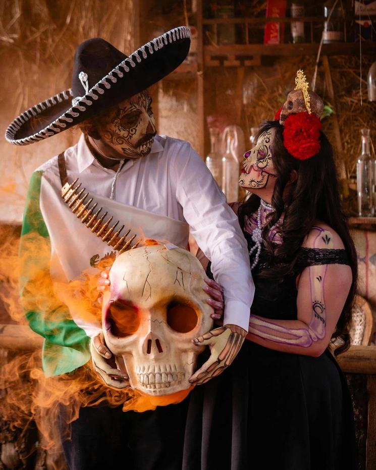 Un homme et une femme déguisés pour Los dias de mortos