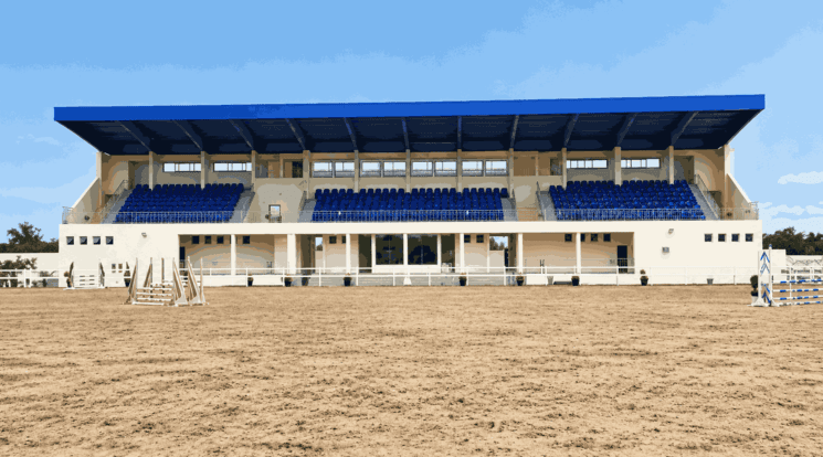 Centre Équestre de Diamniadio au Sénégal, doté d’une piste de compétition équestre moderne et d’une tribune couverte offrant une vue panoramique sur les épreuves. Ce complexe sportif accueille des concours hippiques, des événements équestres nationaux et internationaux ainsi que des activités de formation et de loisirs.