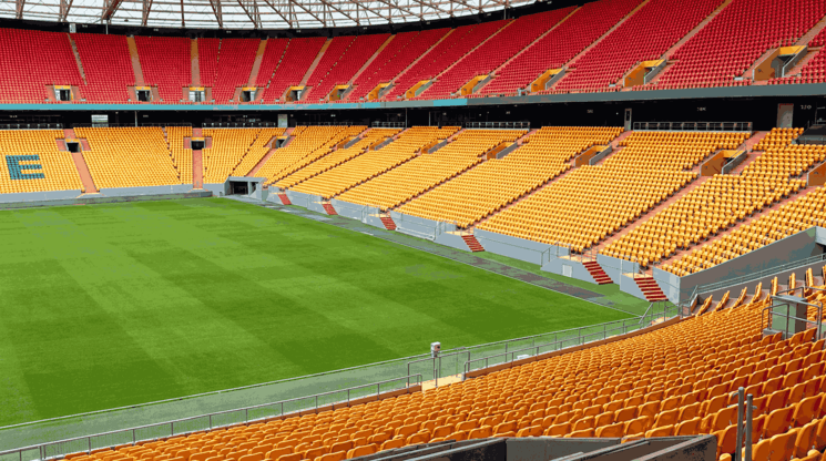Vue intérieure du Stade du Sénégal à Diamniadio, près de Dakar, avec sa pelouse de football parfaitement entretenue et ses gradins aux couleurs rouge et jaune. Cette enceinte sportive moderne, l’une des plus importantes d’Afrique de l’Ouest, accueille des compétitions internationales, des matchs de football et de grands événements culturels au Sénégal.