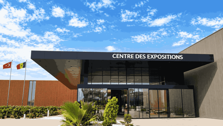 Entrée principale du Centre des Expositions de Diamniadio, près de Dakar, au Sénégal. Ce complexe moderne dédié aux salons professionnels, foires internationales, conférences et événements économiques se distingue par son architecture contemporaine, ses façades vitrées et ses espaces d’accueil paysagers.