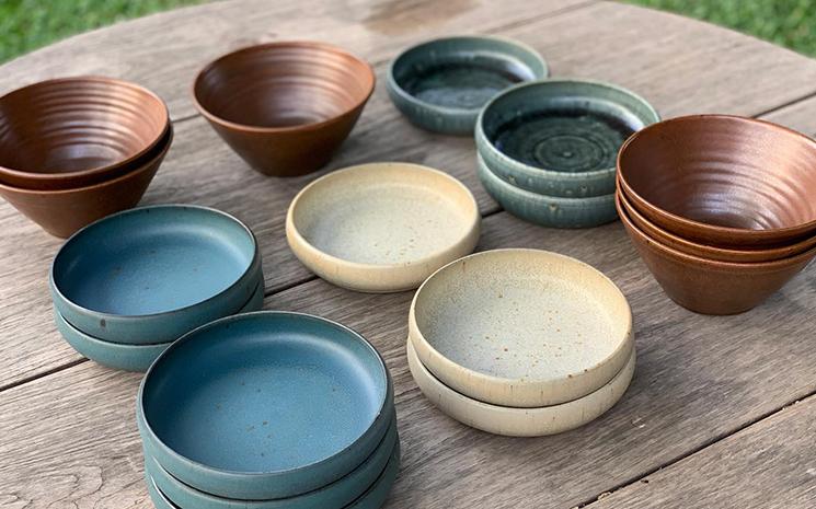 Assiette en ceramique fabriquees par l'atelier In Clay Studio a Chiang Mai