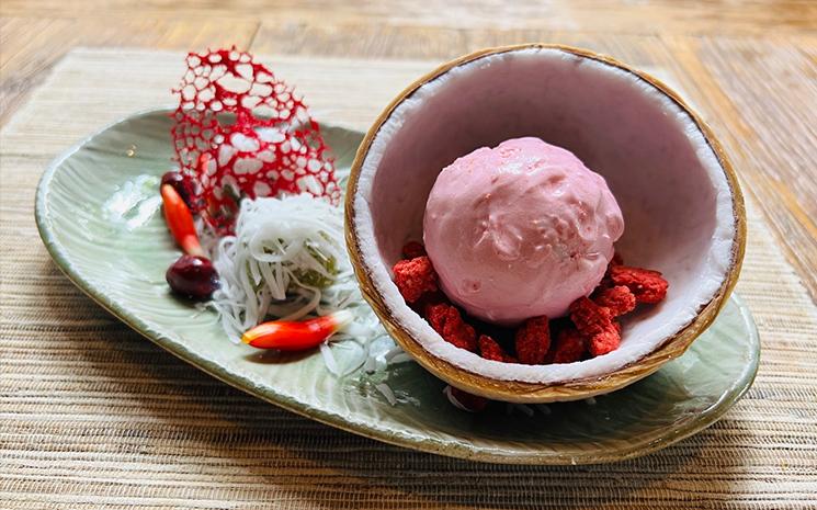 Un dessert presente dans un plat en ceramique de Chiang Mai au Raya Heritage Hotel