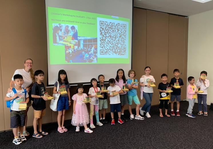 Photo d'une remise de diplome d'enfants avec Betty Tuffé