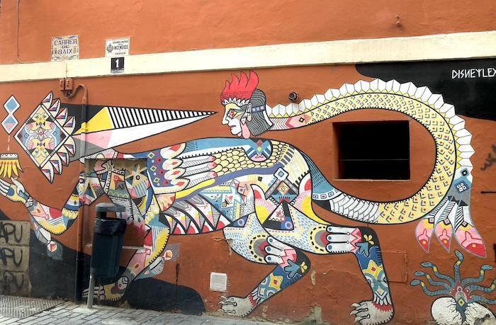 un animal coloré et fantastique peint sur un mur de Valencia par l'artiste Disneylexya