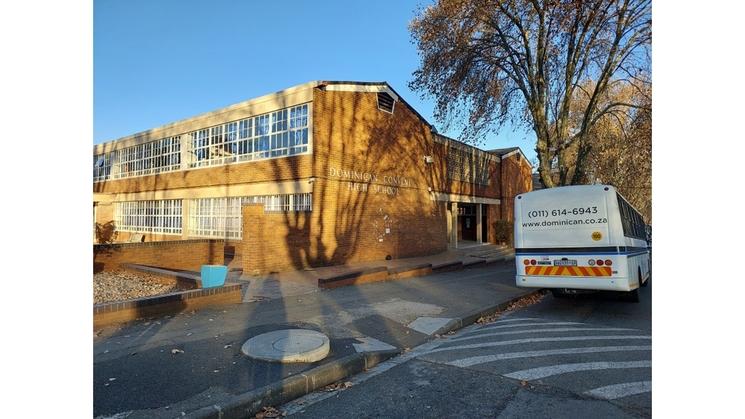 facade le l'école avec son bus scolaire