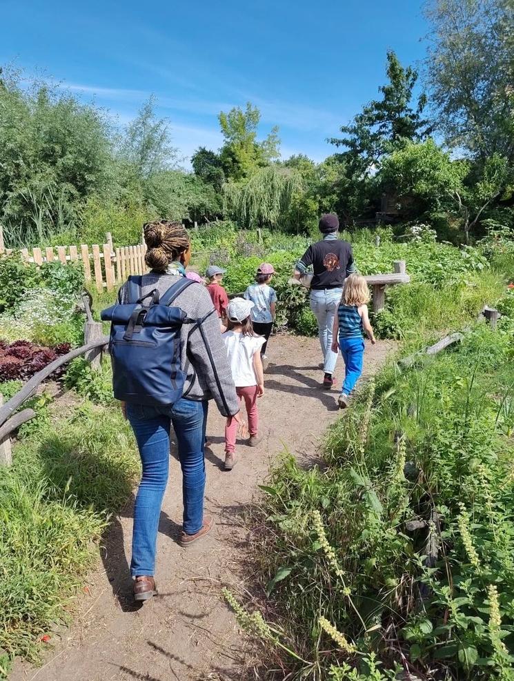 Des enfants marchant dans le potager de Pinke Panke