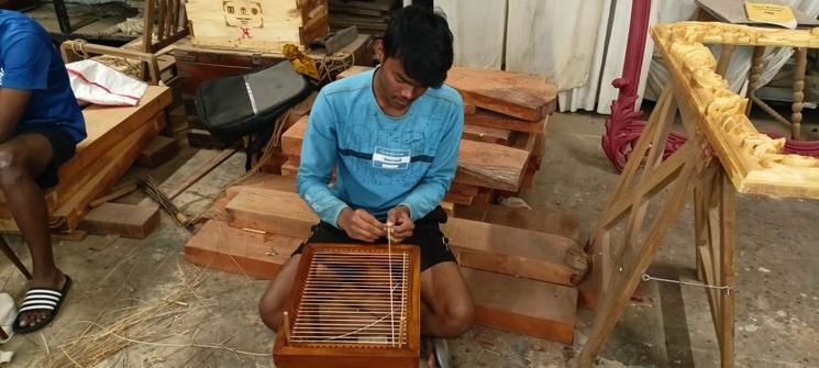 Cannage d’une chaise dans l’atelier de menuiserie de Don Bosco Ashalayam