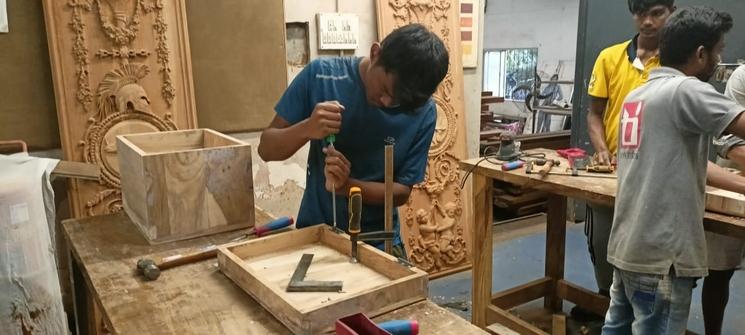 Dans la section de sculpture sur bois de l’atelier de menuiserie