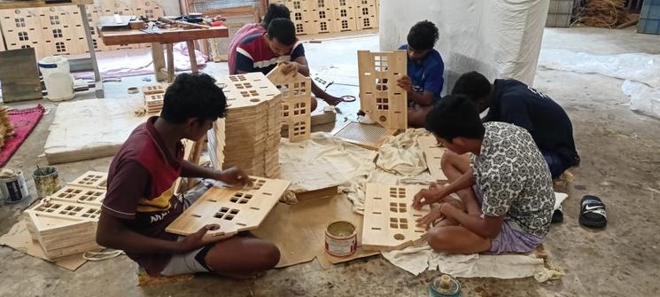 Préparation d’un décor en bois dans l’atelier de Don Bosco Ashalayam
