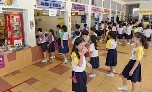 Élèves à la cantine de leur école (© Straits Times)