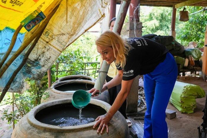 Élodie Gossuin au Cambodge pour défendre les droits des enfants