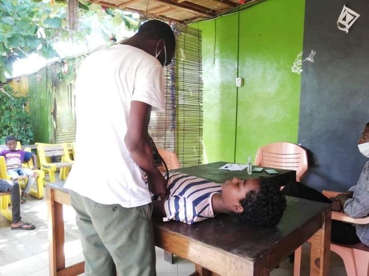 Un enfant osculté par un médecin à Sharing and Solidarity for Bénin