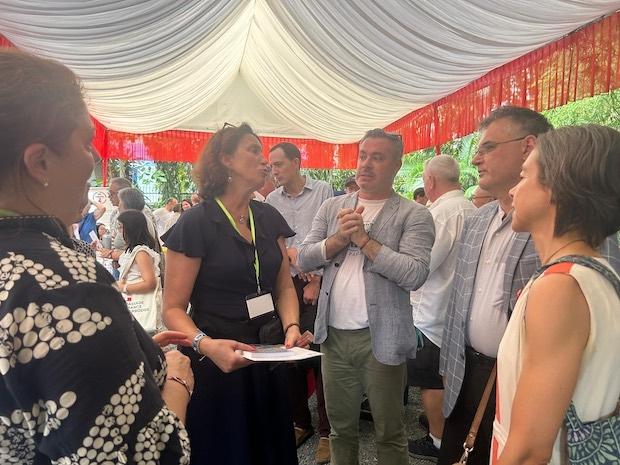 EKL L’Ambassadeur de France, en visite devant le stand EKL pendant la Forum de rentrée de Phnom Penh Accueil.