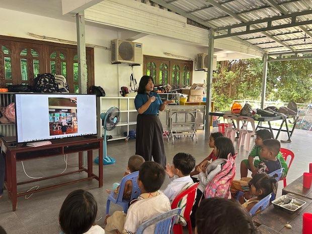 age EKL Lyni, une adolescente accueillie par EKL, en séance de témoignage.