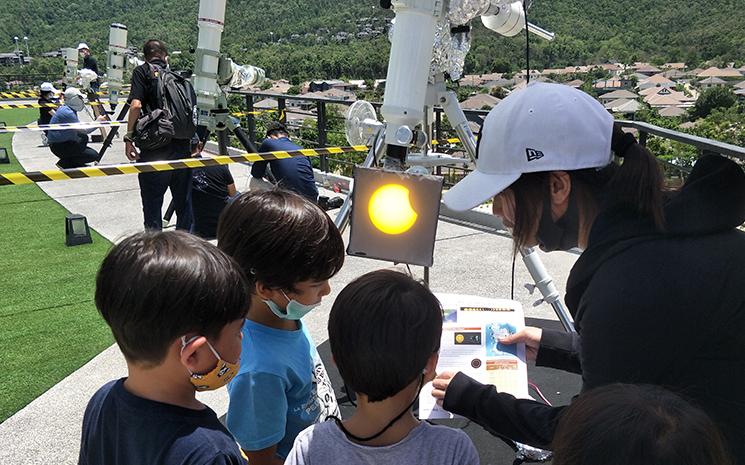 Observation de l'eclipse solaire annulaire depuis le centre NARIT de Chiang Mai en Thailande
