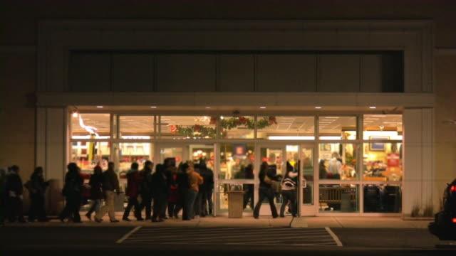 Foule devant un magasin pour black friday