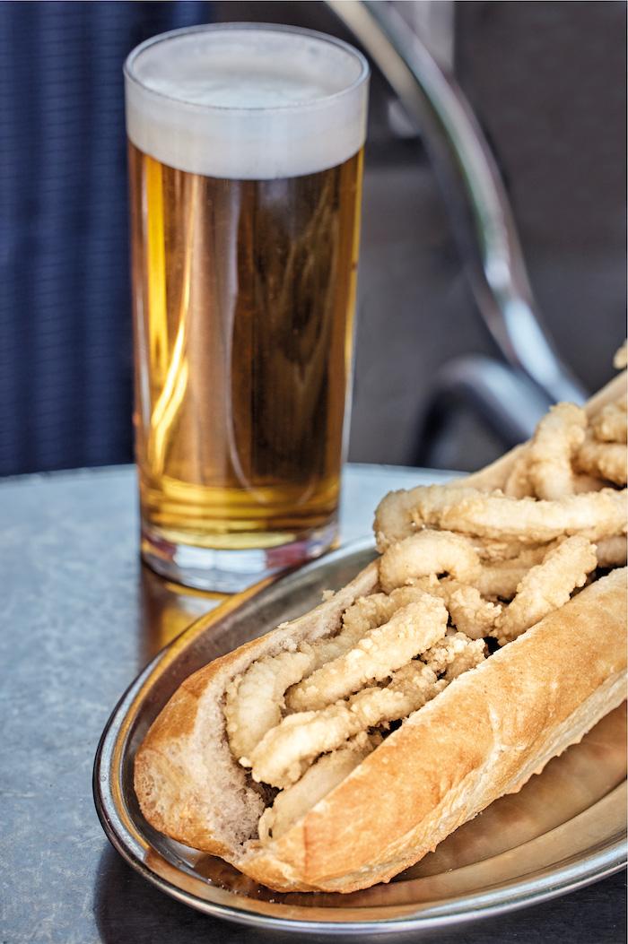 un sandwich de calamars et une bière