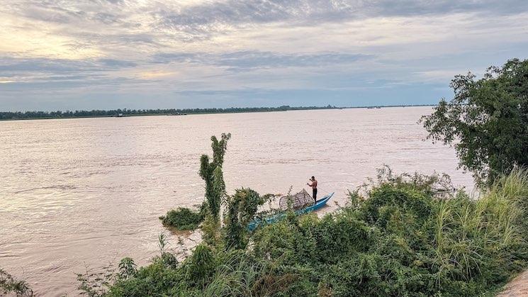 Les activités quotidiennes telles que la pêche, la baignade et la lessive exposent les communautés à la schistosomiase mekongi. © OMS / Dyna Doum