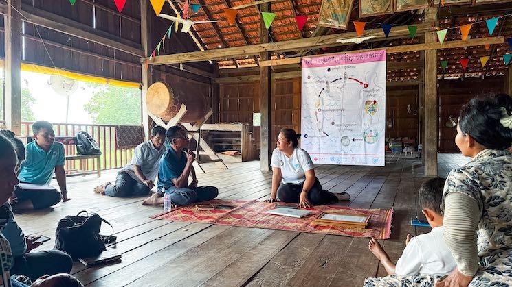 Un responsable communautaire a réuni les villageois pour organiser une séance d'éducation sanitaire CL-SWASH dans la province de Kratie. © OMS / Dyna Dou