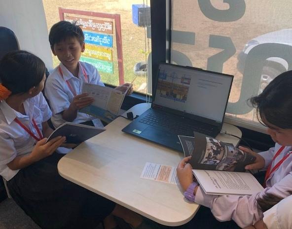 Enfants dans le bus du tribunal ECCC