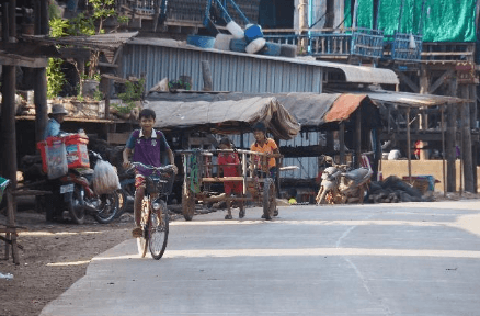 Enfants sur les rives de Tonle Sap en janvier 2023 – C.Canonne