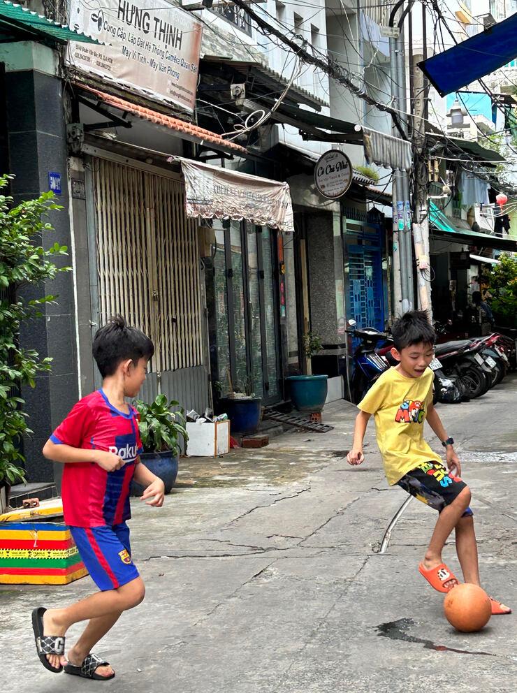 Des enfants jouent au football dans une ruelle dans l’ancien 4ᵉ arrondissement de la ville, scellant leurs amitiés.
