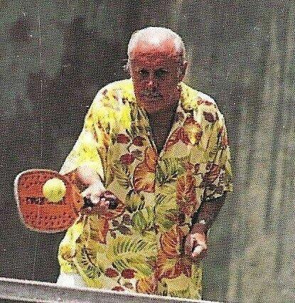 Enrique Corcuera jouant avec les premières raquettes de padel