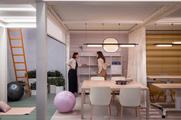 des personnes en train de visiter une cuisine dans l'exposition Escenarios de un Futuro Cercano