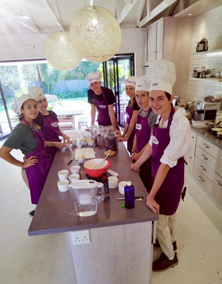 Futurs étudiants qui apprennent les secrets de la cuisine avec Dassil