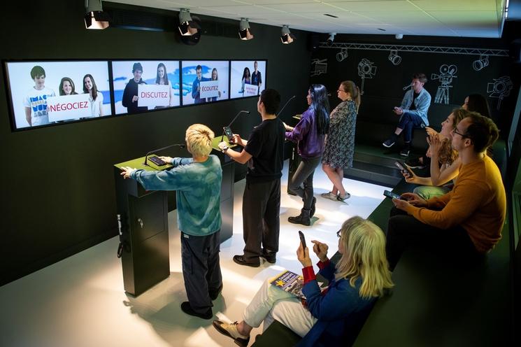 Des visiteurs se mettent dans la peau d'un député européen pour un jeu de rôle