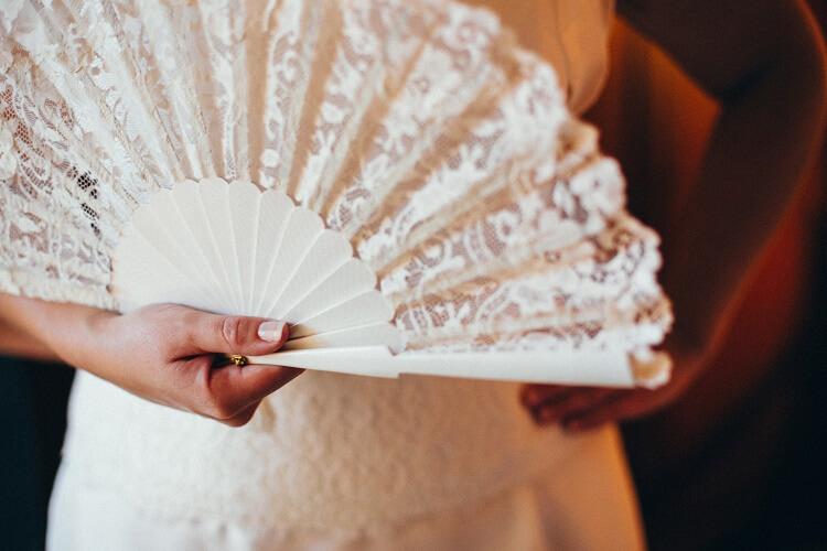 Un joli éventail d'une mariée en Espagne