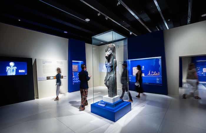 Une des salles présentant une des 6 momies de l'exposition Caixaforum